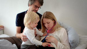Szenenbild Eingeimpft - Familie mit Nebenwirkungen